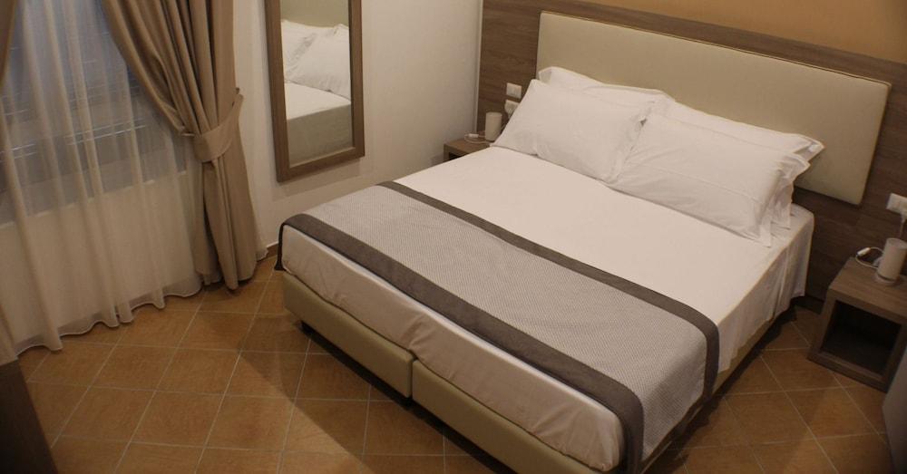 Hotiday Room Collection - Napoli Residenza Scarlatti Luaran gambar